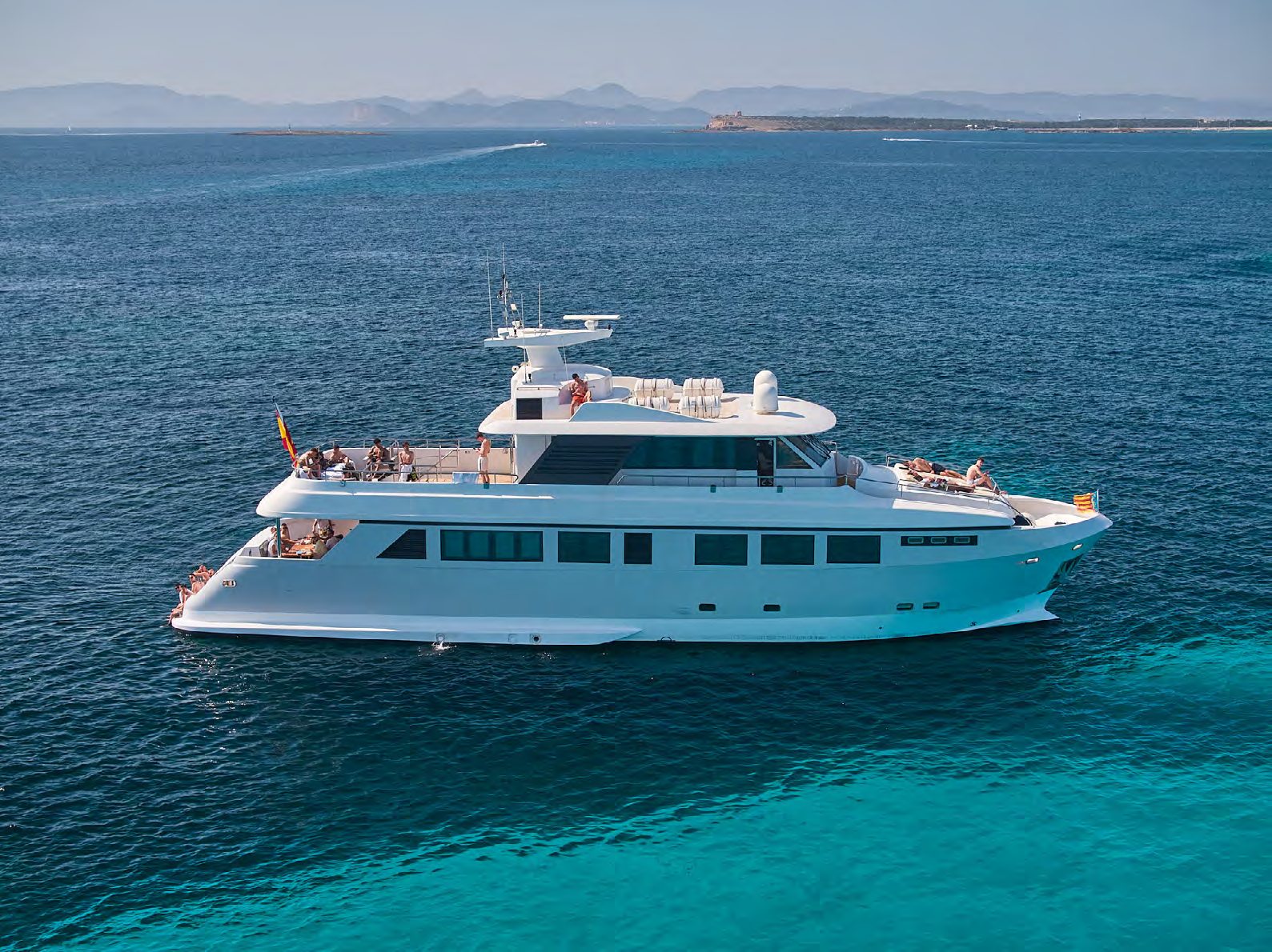Explorer 92, 28m Explorer — luxury yacht for charter 3