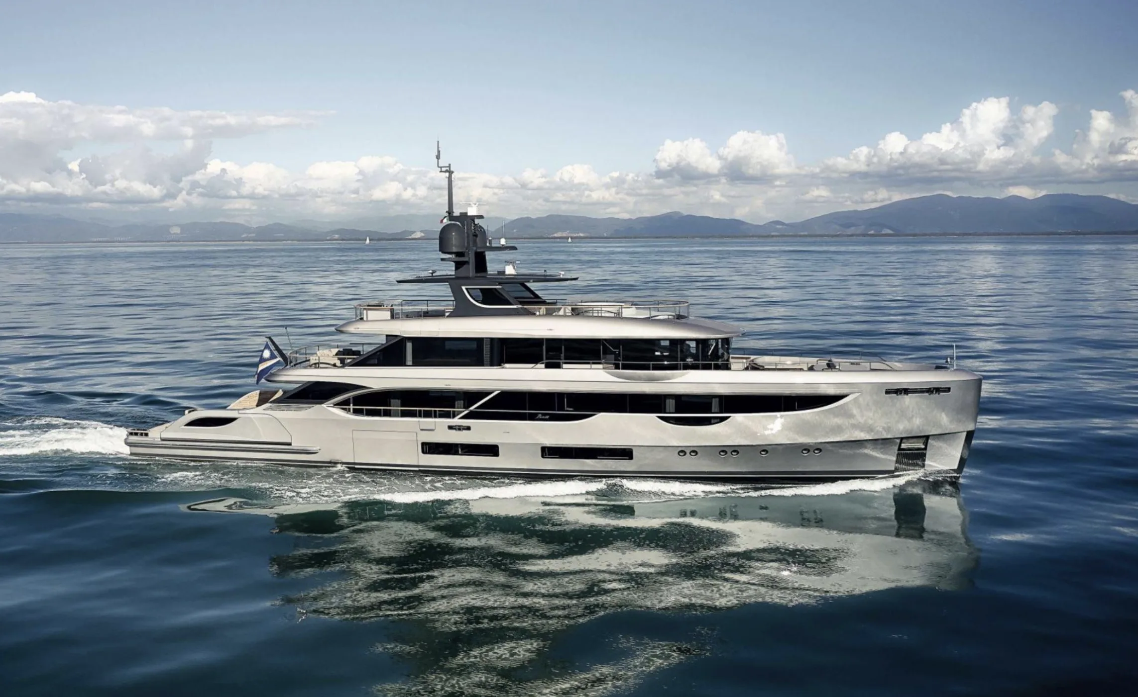 Cosmico, 40.8m Benetti — yacht di lusso a noleggio