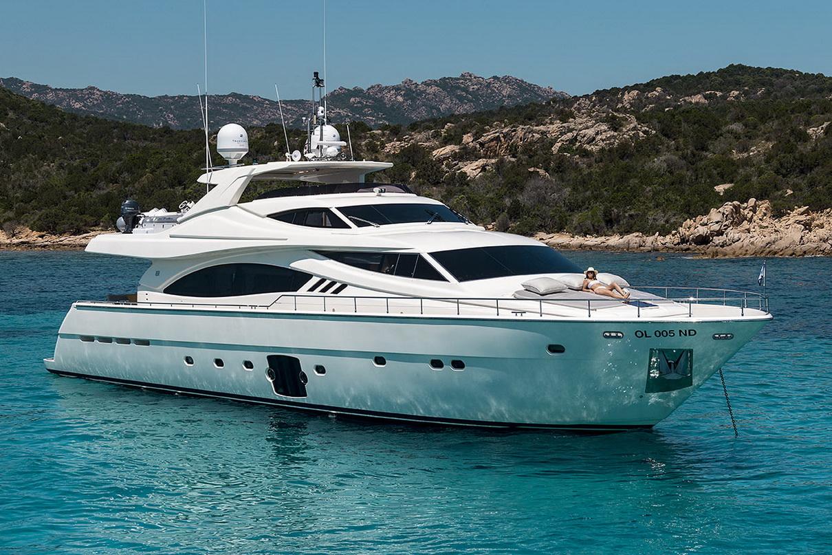 Ferretti 881 15