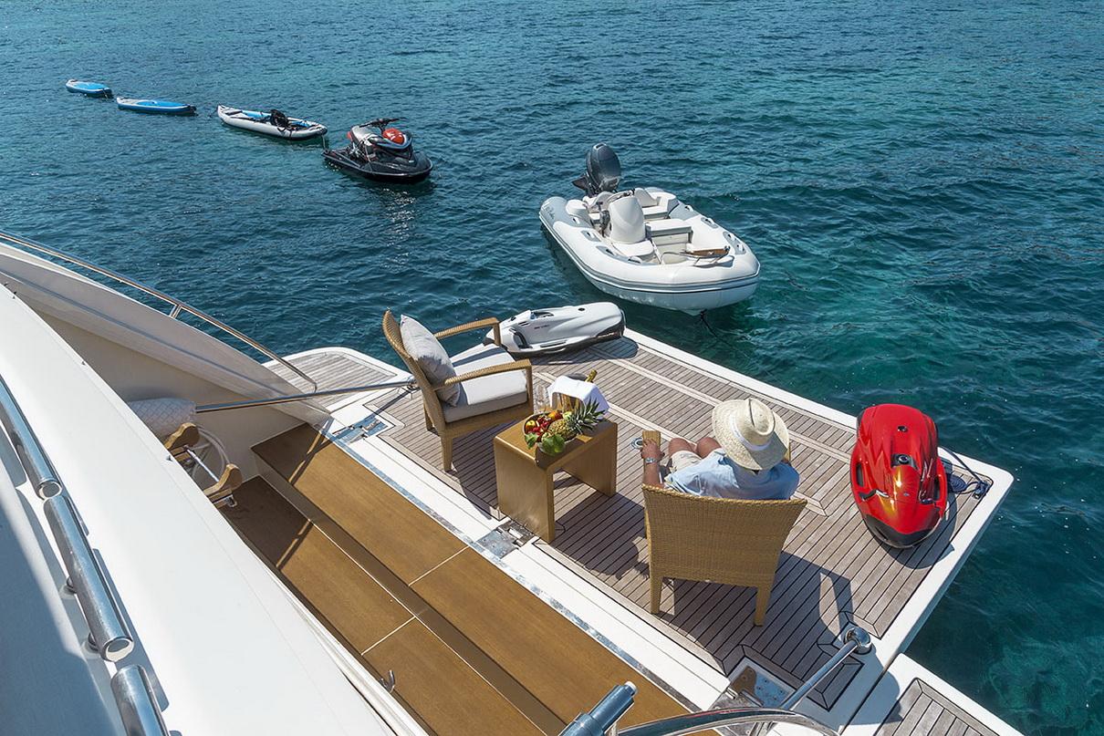 Ferretti 881 22