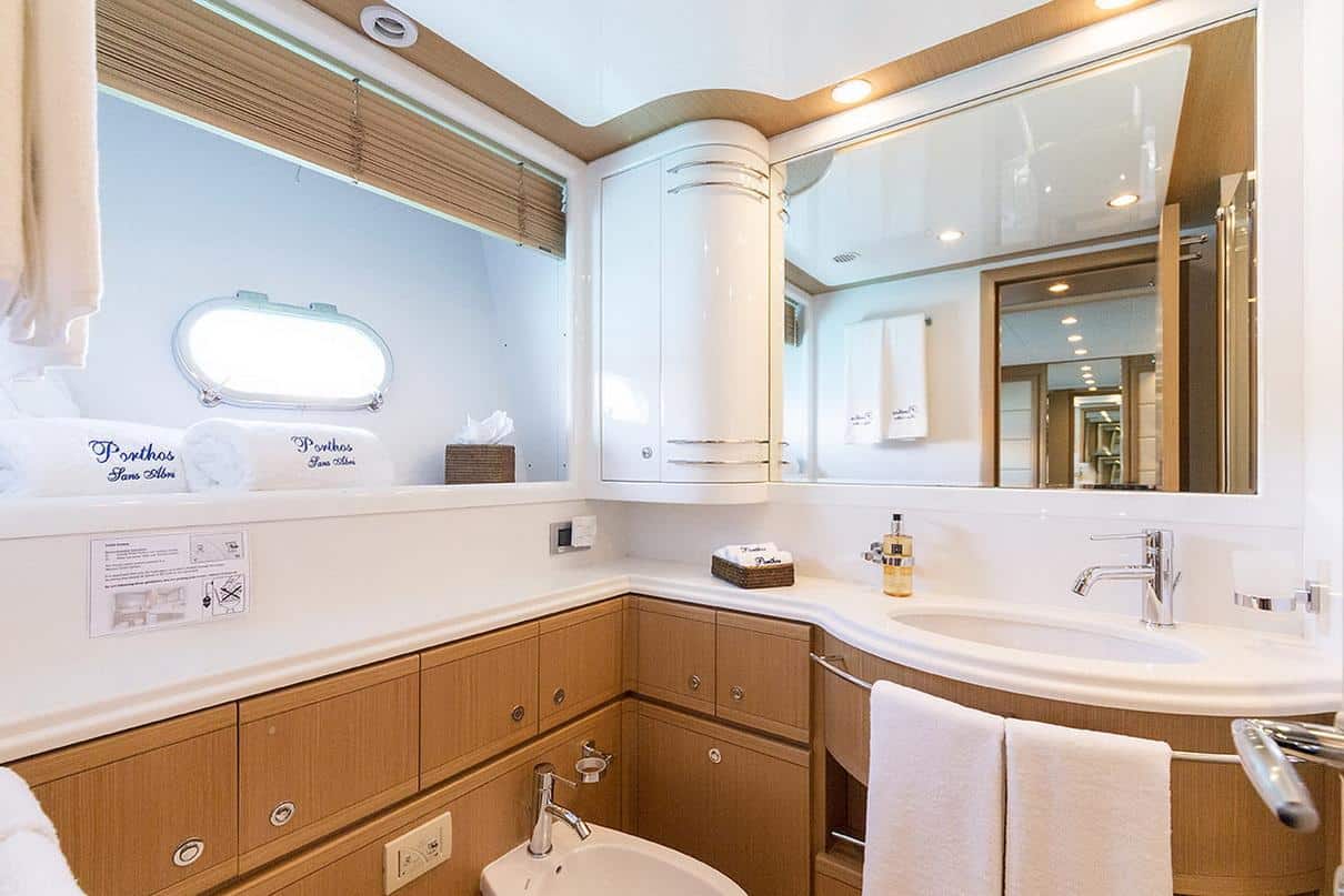 Ferretti 881 4