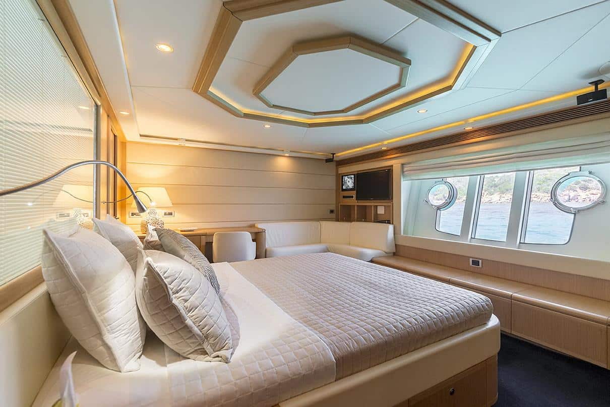 Ferretti 881 36