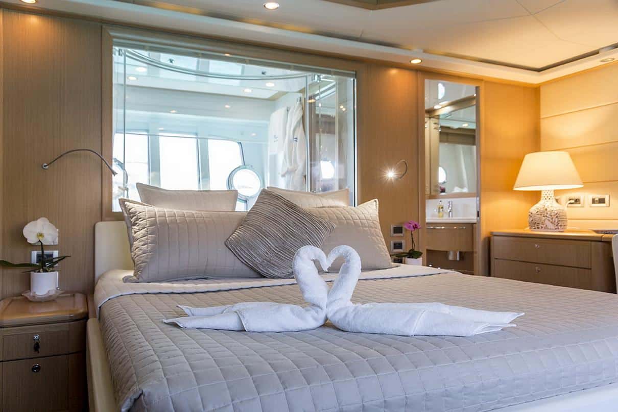 Ferretti 881 37