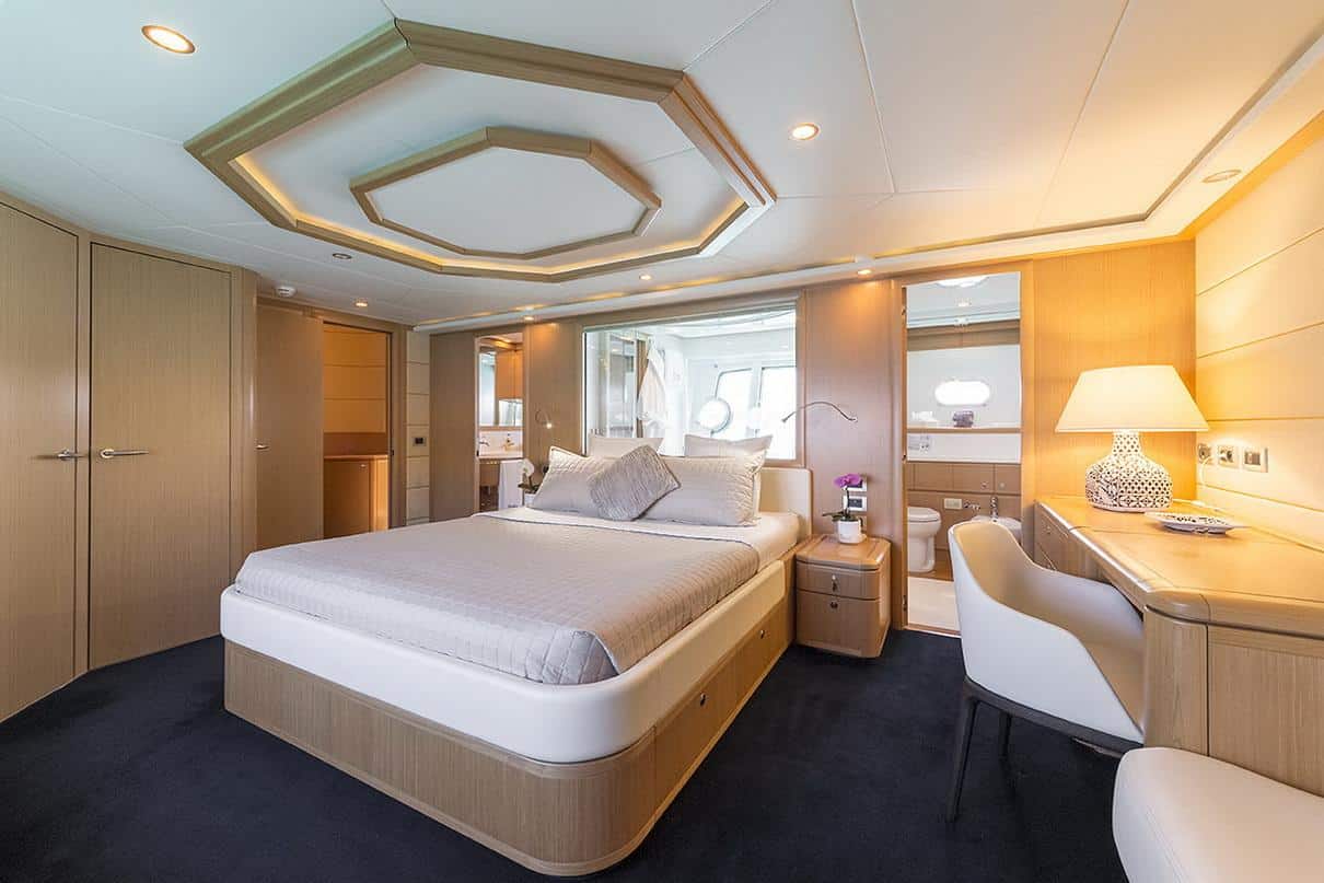 Ferretti 881 38