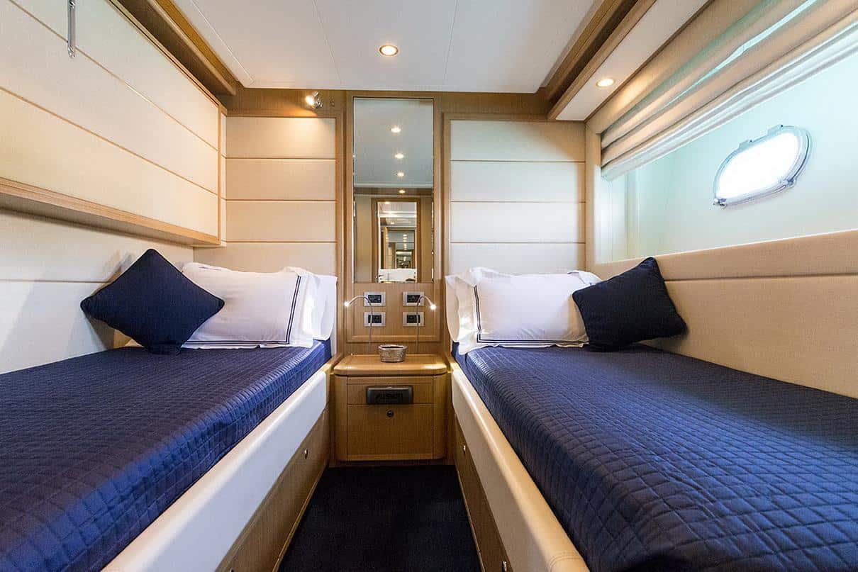 Ferretti 881 5