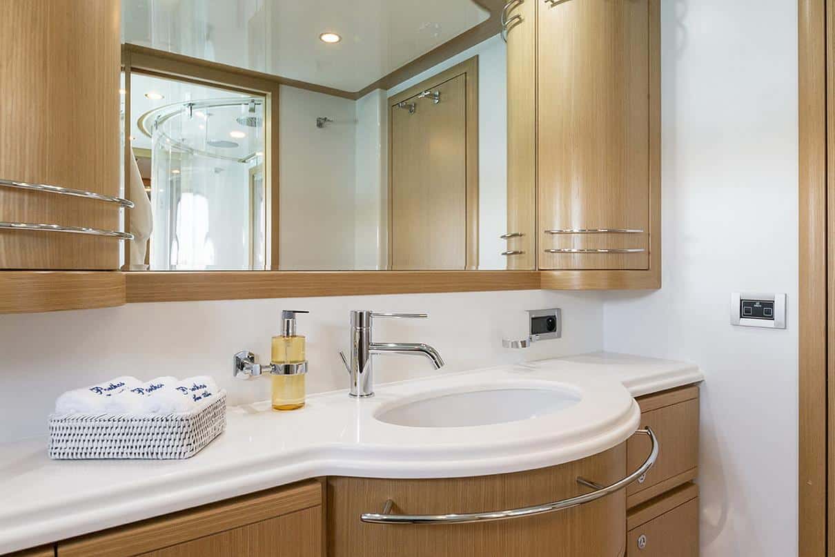 Ferretti 881 7