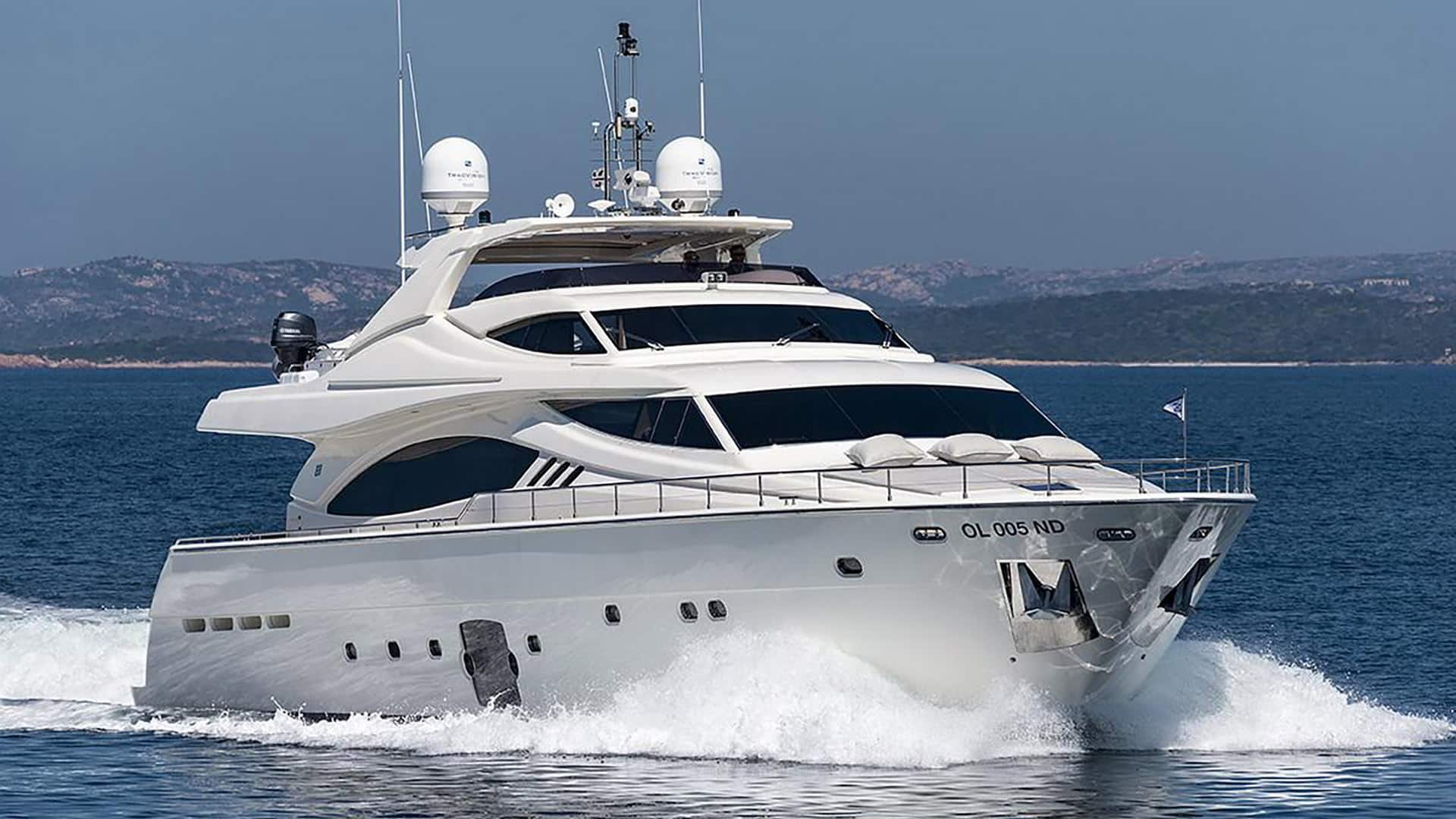 Ferretti 881