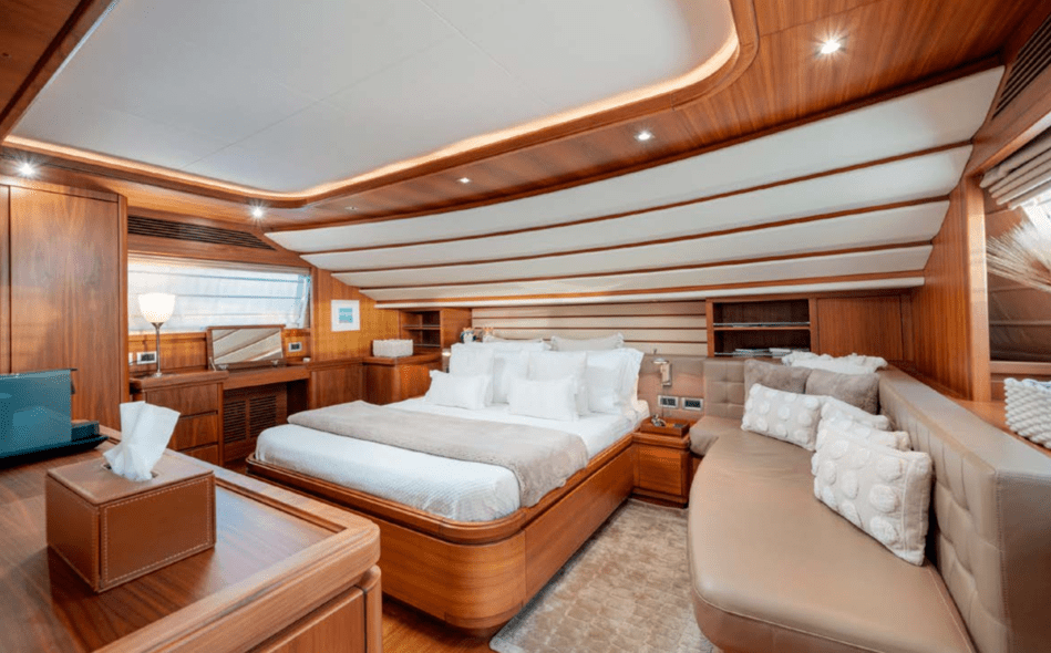 Ferretti 97 Custom Line 15