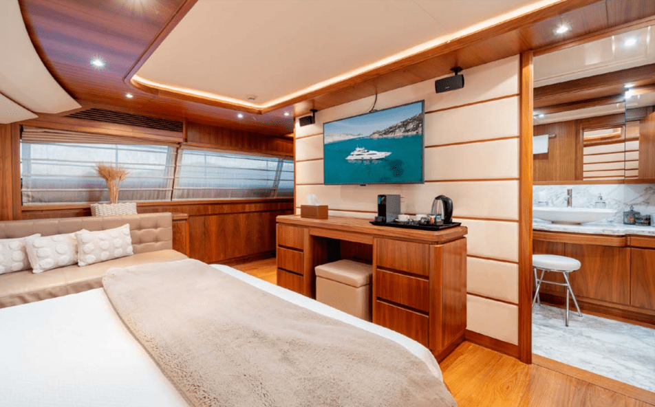 Ferretti 97 Custom Line 16