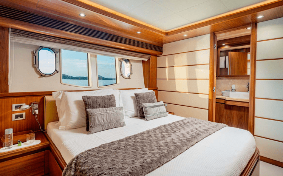 Ferretti 97 Custom Line 18
