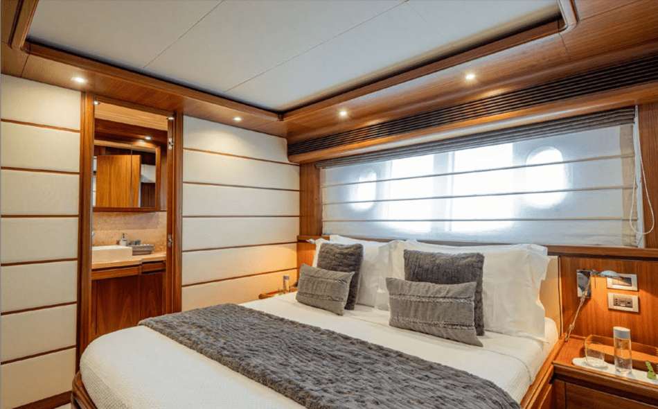 Ferretti 97 Custom Line 19
