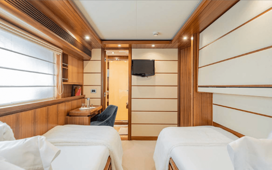 Ferretti 97 Custom Line 22