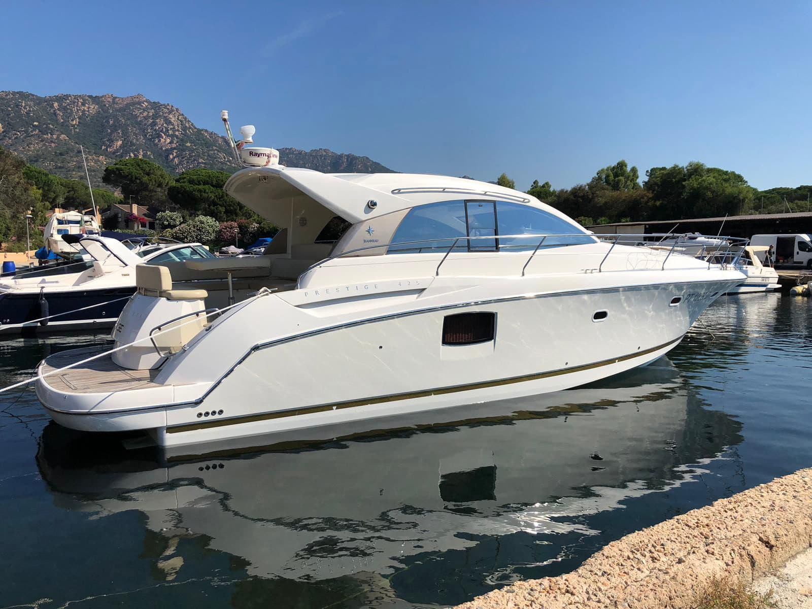 Prestige 42S 1